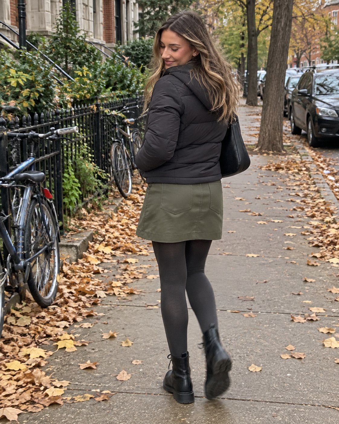 Customer walking in charcoal thermal tights on an autumn sidewalk